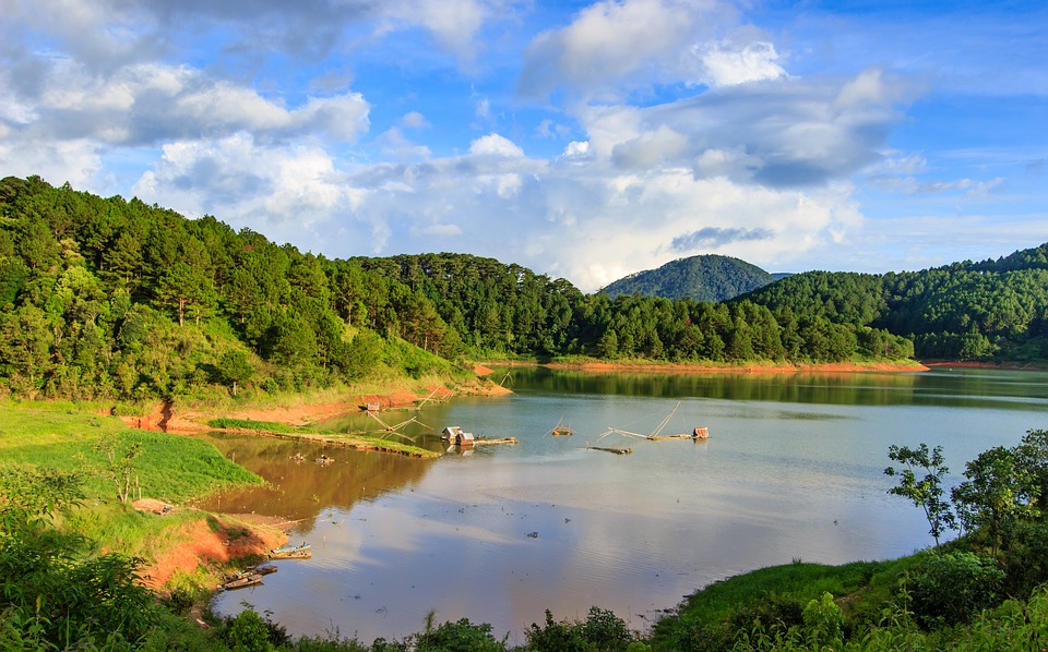 宣林湖 (Tuyen Lam Lake)